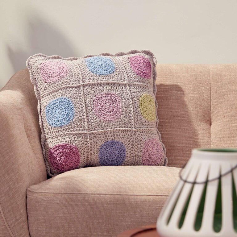 FREE PATTERN Crochet Multicolored Circles Cushion