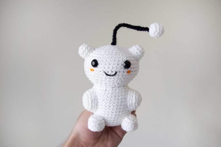 FREE PATTERN Reddit doll in Amigurumi