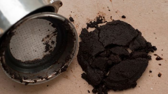 How and when to pour coffee grounds down the sink to always have clean and fragrant pipes